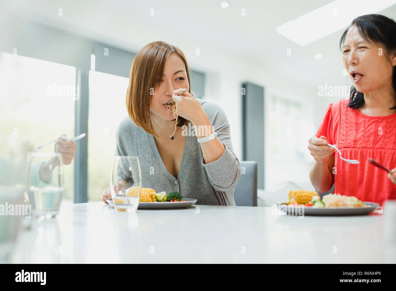 Bénéficiant d''un sauté avec maman Banque D'Images
