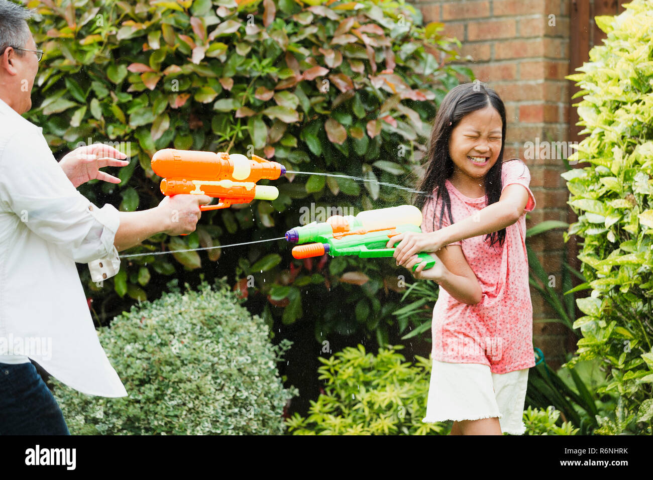 Perdre à une lutte de l'eau avec papa Banque D'Images