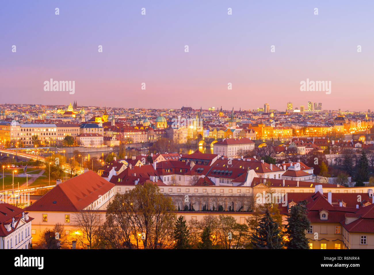 Skyline romantique de Prague au crépuscule. République tchèque Banque D'Images