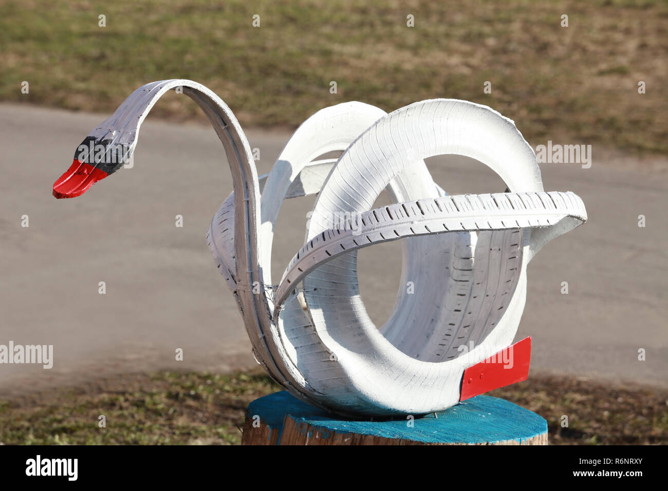 C'est une sculpture d'un vieux pneu de voiture de White Swan garden design Banque D'Images