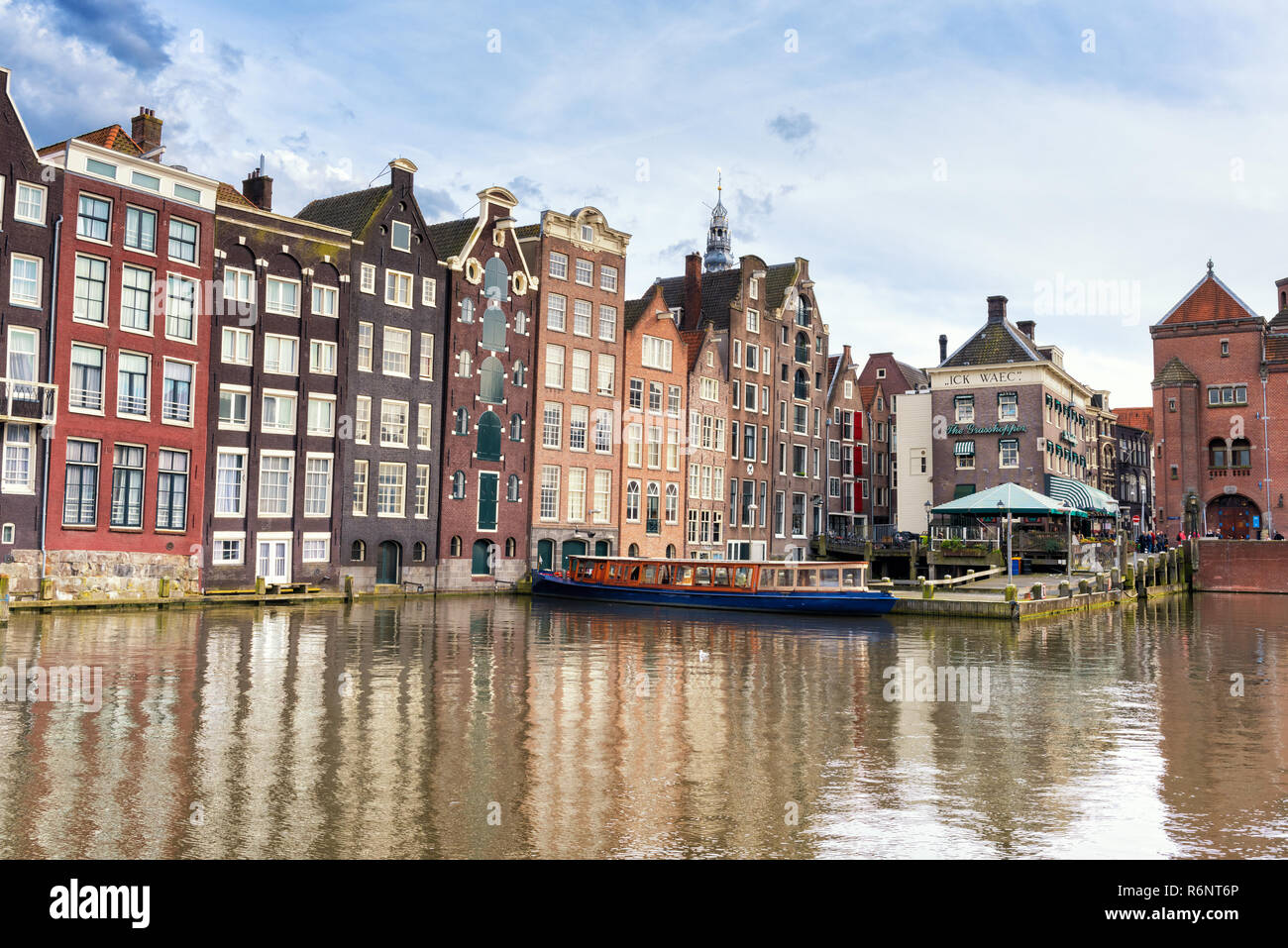 AMSTERDAM, Pays-Bas - 29 avril 2016 : vieille typique coloré néerlandais maisons debout sur le canal Banque D'Images