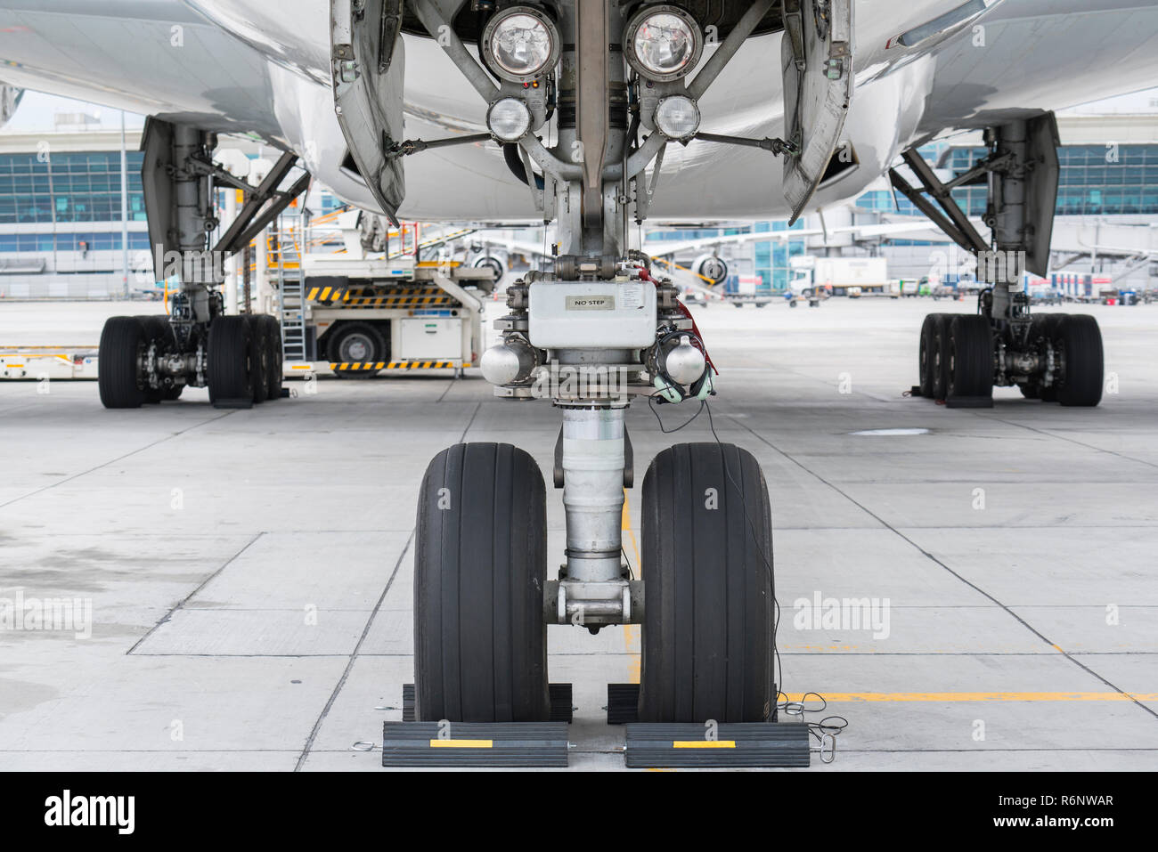 Voir à l'aérodrome de sous aile d'avion sur le stationnement permanent Banque D'Images