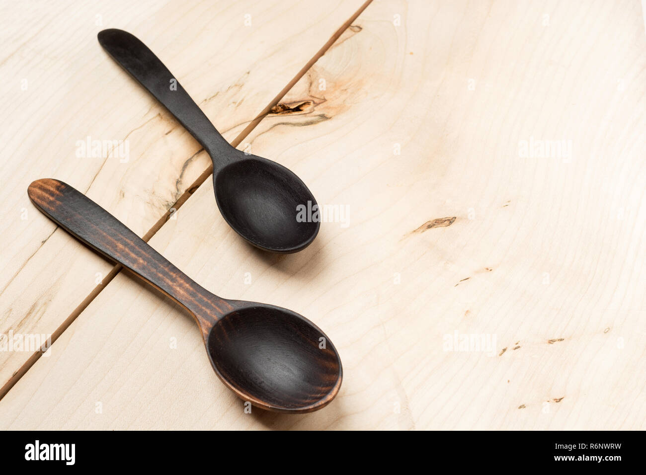 Cuillères en bois sur table en bois avec copie espace Banque D'Images
