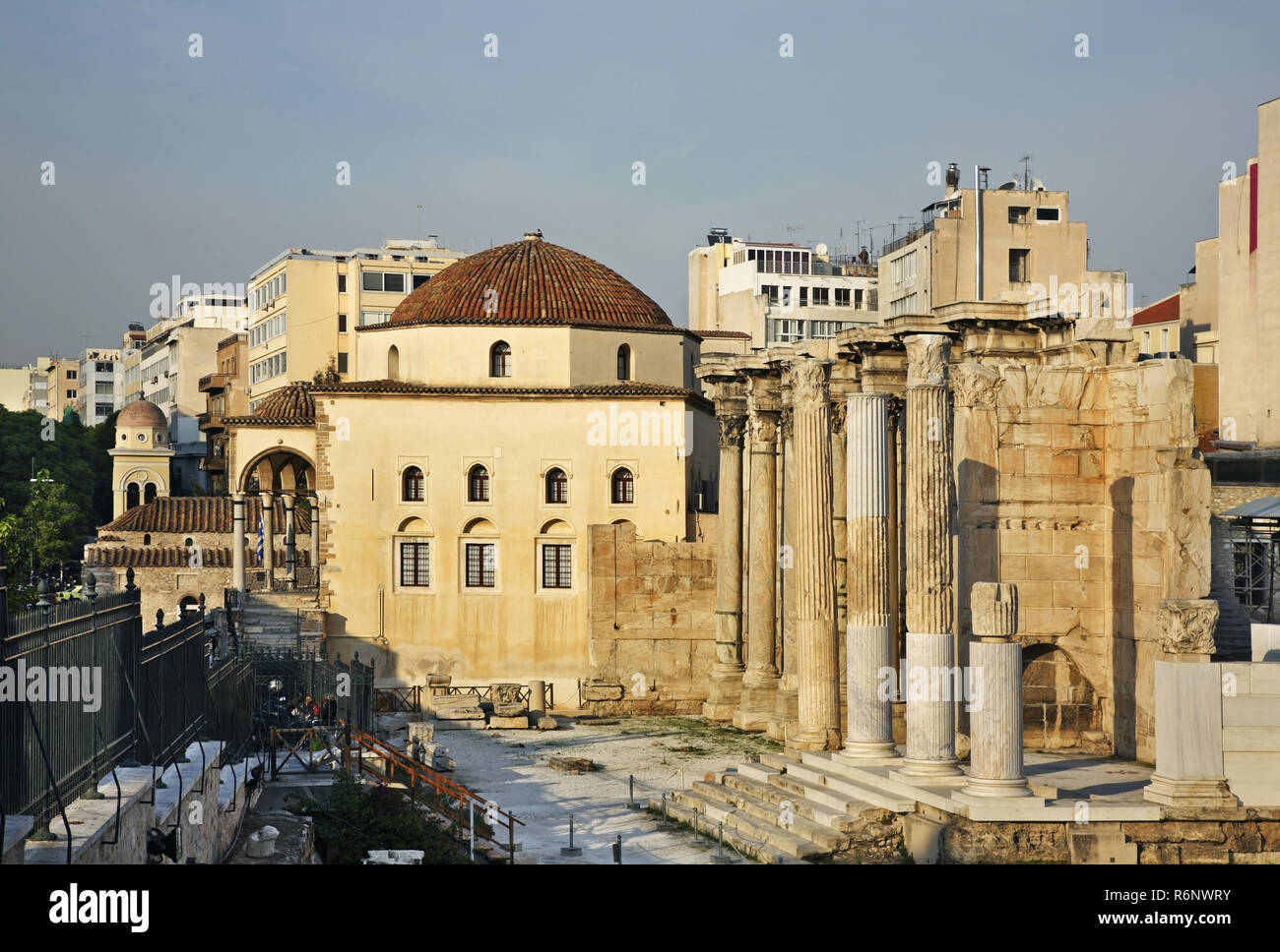 Tzistarakis Mosque et la bibliothèque d'Hadrien à Athènes. Grèce Banque D'Images