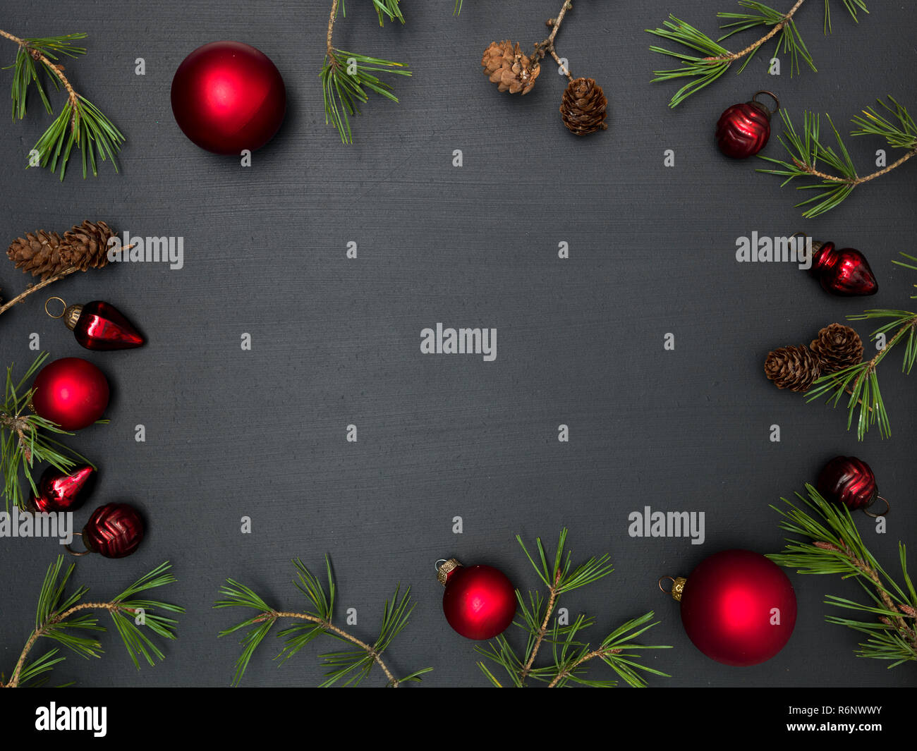 Fond de Noël avec des articles de Noël rouge sur tableau noir Banque D'Images