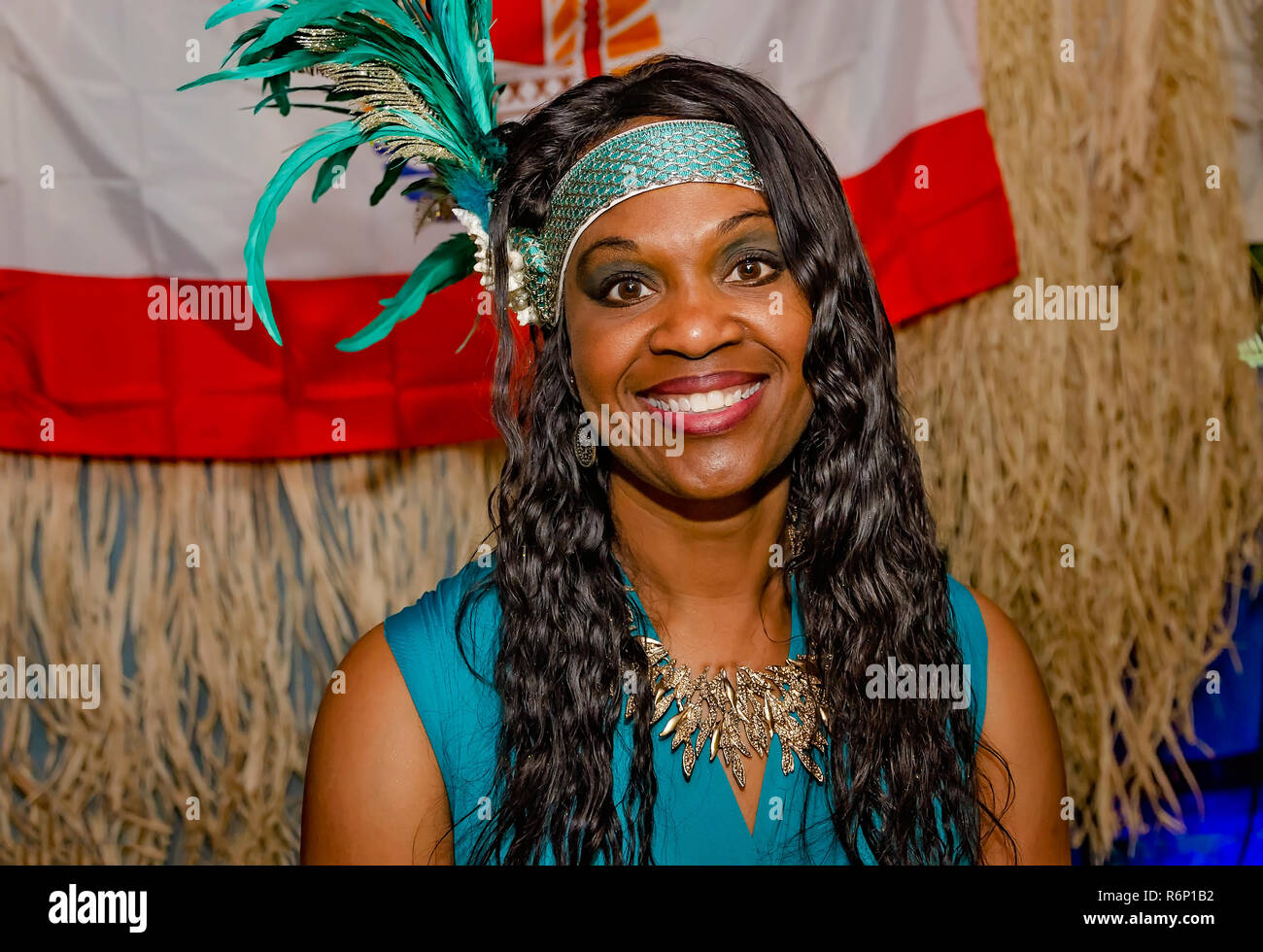 Une femme polynésienne porte une coiffure de Tahiti à la 34e édition du Festival International de téléphonie mobile, le 17 novembre 2018, à Mobile, Alabama. Banque D'Images