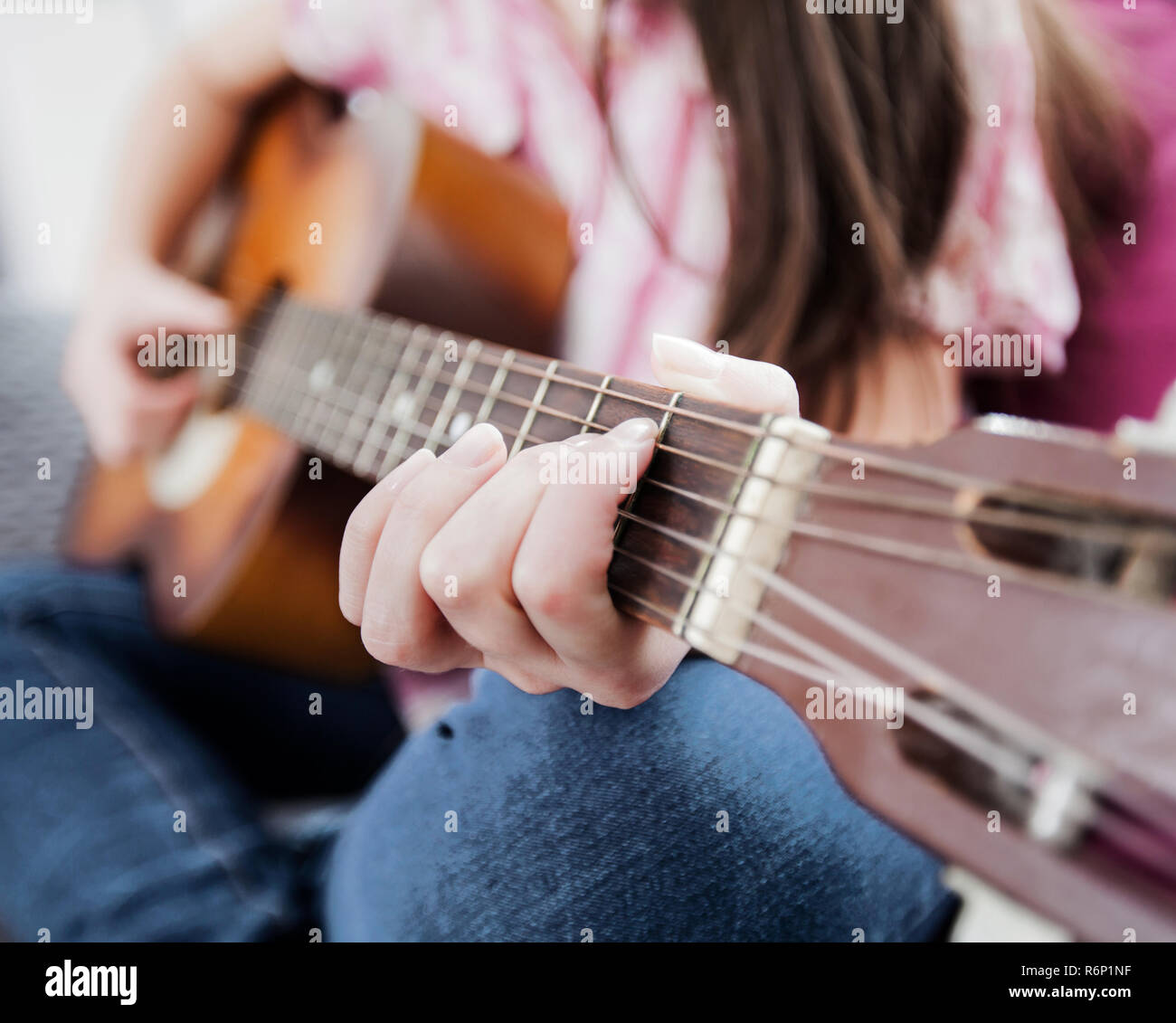 Femme de la musique jouer de la guitare acoustique Banque D'Images