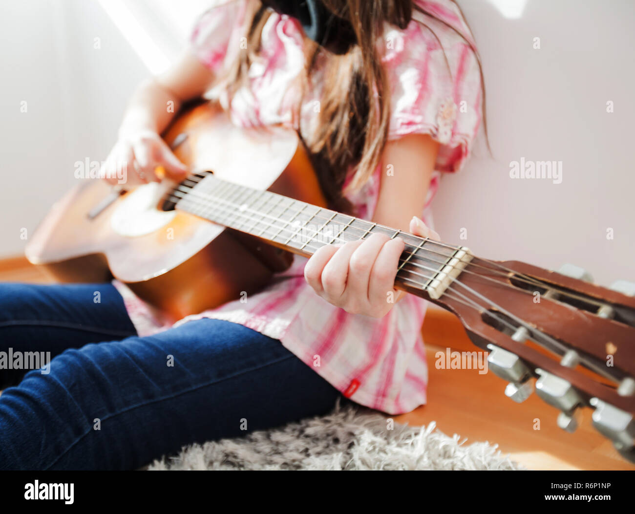 Femme de la musique jouer de la guitare acoustique Banque D'Images