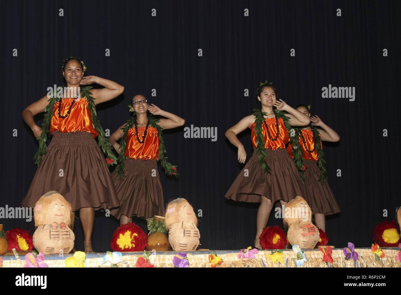 Danseurs de l'IUS Virginia O Tenesi Hawaiian Civic Club Dance Group effectuer une danse hawaïenne traditionnelle, le 31 mai 2017, Wilson, Théâtre Fort Campbell, Kentucky. La performance faisait partie de l'Asian American Pacific Islander Heritage mois célébration organisée par la 101st Airborne Division (Air Assault), Brigade de soutien 101e Abn. Div. Banque D'Images