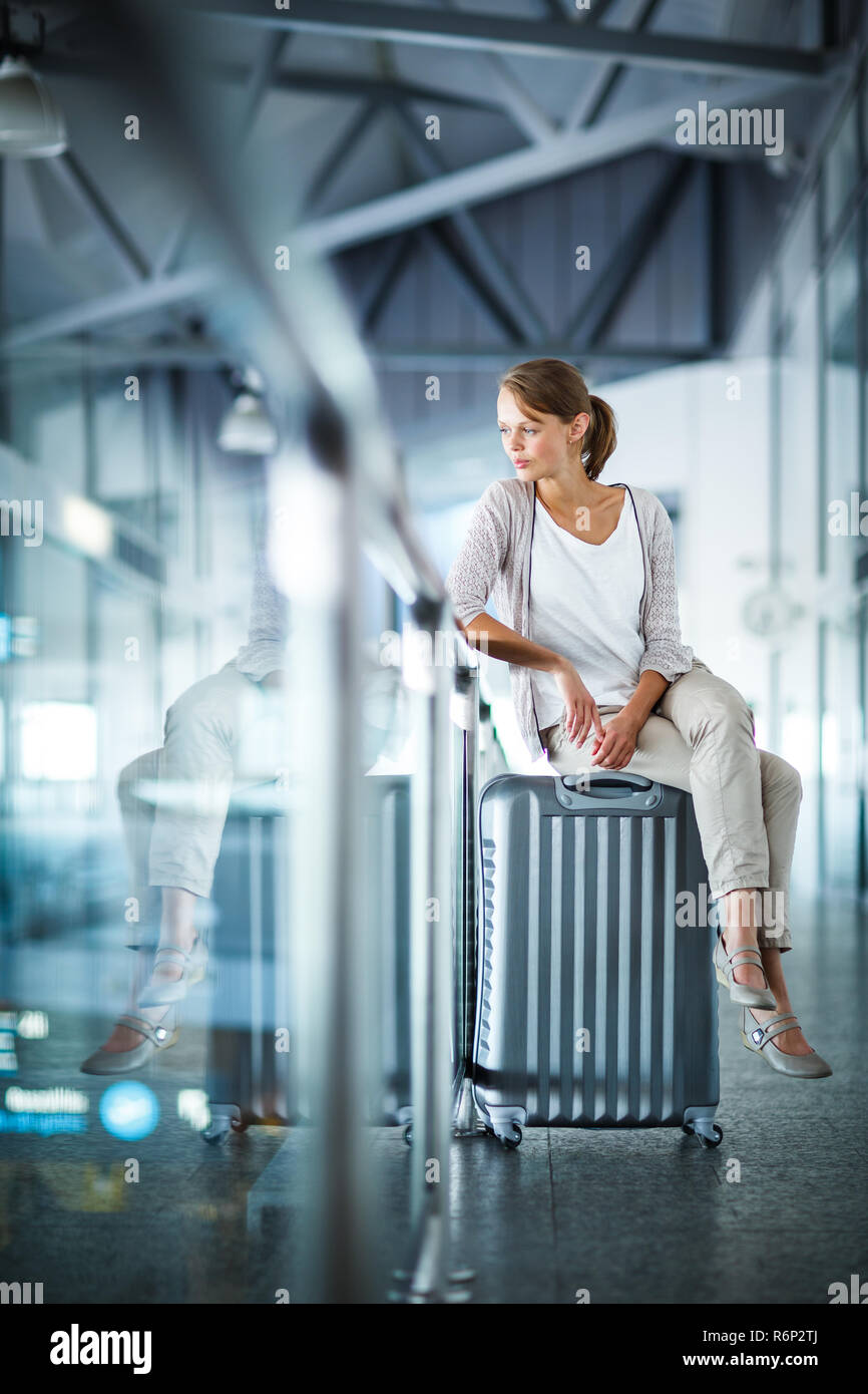 Les jeunes passagers dans l'aéroport, sur le check-in Banque D'Images