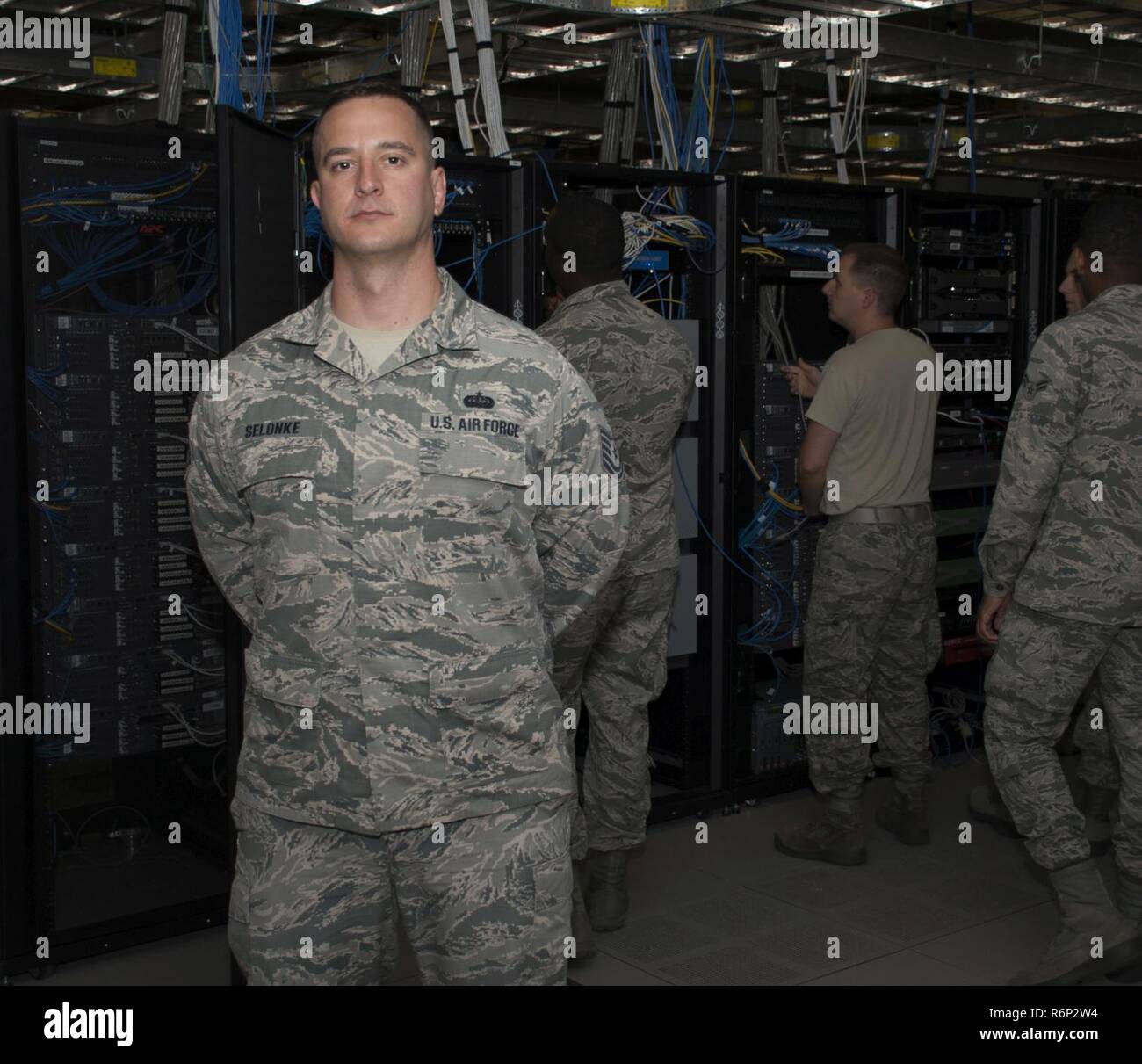 U.S. Air Force Tech. Le Sgt. Selonke Jeffrey, chef de section de l'intégration de base affecté à la 6e Escadron des communications, s'arrête pour une photo avec les membres de son équipe à la base aérienne MacDill, Floride, le 27 avril 2017. Selonke supervise l'infrastructure réseau de MacDill, en fournissant les bases d'internet et les communications téléphoniques. Banque D'Images