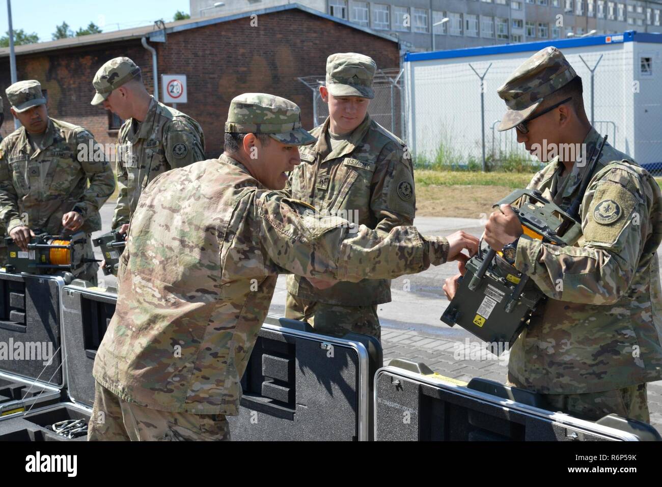 Pologne Groupe de combat des soldats américains inspecter leur système intégré de prises à parties multiples au laser à Bemowo Piskie Zone de formation avant le début de la grève de sabre 17. MILES est utilisée par l'armée américaine et d'autres armées dans le monde entier à des fins de formation. Il utilise des lasers et des cartouches à blanc pour simuler la bataille proprement dite. Grève 17 Sabre de l'armée américaine est une force multinationale de l'Europe exercer des forces combinées menée chaque année pour renforcer l'alliance de l'OTAN dans la région de la Baltique et de la Pologne. L'exercice de cette année comprend et intégré de formation axés sur la dissuasion synchronisé conçu pour améliorer je Banque D'Images