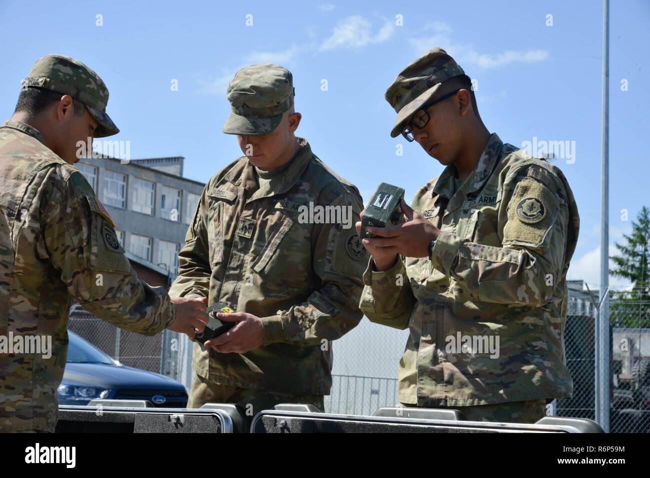 Pologne Groupe de combat des soldats américains inspecter leur système intégré de prises à parties multiples au laser à Bemowo Piskie Zone de formation avant le début de la grève de sabre 17. MILES est utilisée par l'armée américaine et d'autres armées dans le monde entier à des fins de formation. Il utilise des lasers et des cartouches à blanc pour simuler la bataille proprement dite. Grève 17 Sabre de l'armée américaine est une force multinationale de l'Europe exercer des forces combinées menée chaque année pour renforcer l'alliance de l'OTAN dans la région de la Baltique et de la Pologne. L'exercice de cette année comprend et intégré de formation axés sur la dissuasion synchronisé conçu pour améliorer je Banque D'Images