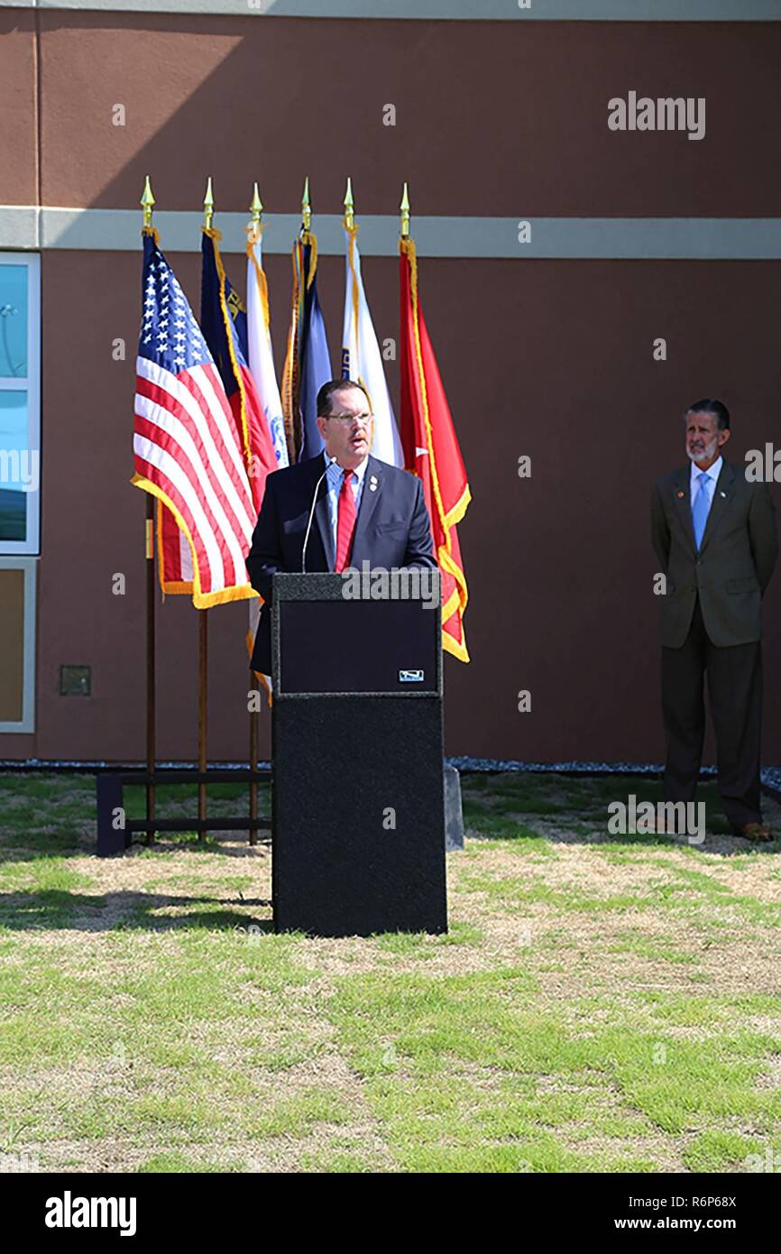 Vice-président Alan Branson, du comté de Guilford Commission, adresses des soldats de la réserve et des membres de l'McLeansville communauté au cours de la cérémonie d'ouverture officielle de l'Ribbon-Cutting McLeansville U.S. Army Réserver Centre. Banque D'Images