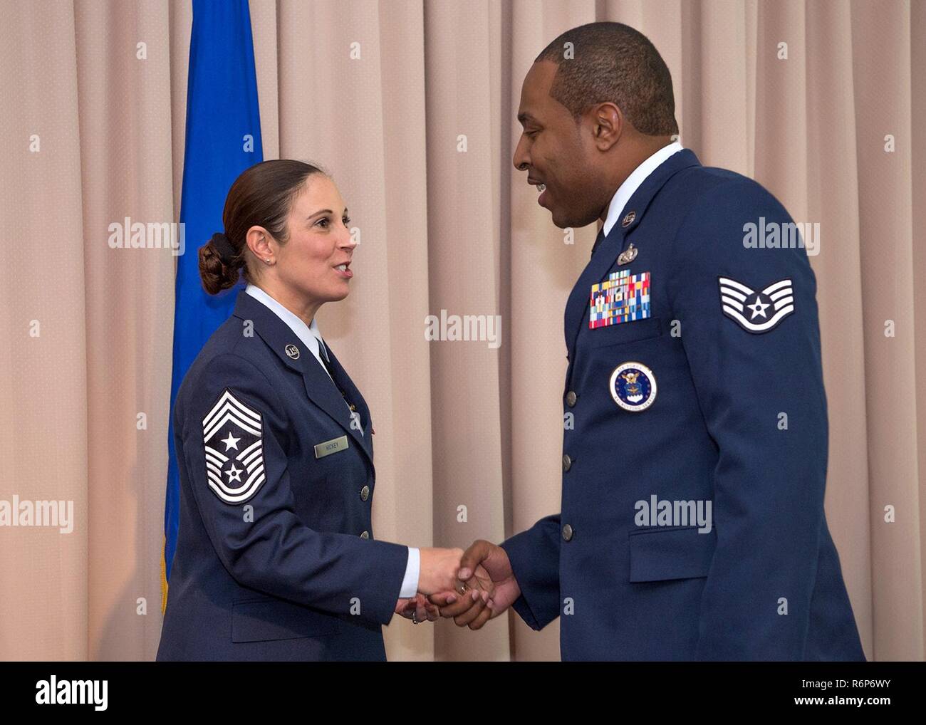 Master Chef Commande Hanscom Sgt. Patricia L. Hickey félicite le s.. Lamar J. Valentina, une 313e Escadron Recrutement recruteur, lors d'un collège communautaire de la Force aérienne à la cérémonie de base communes le Minuteman 15 mai. Onze soldats aviateurs ont reçu leur diplôme au cours de la cérémonie de printemps. Le FACC est un des grades à charte fédérale de l'institution au service de l'US Air Force a enrôlé de force totale. Banque D'Images