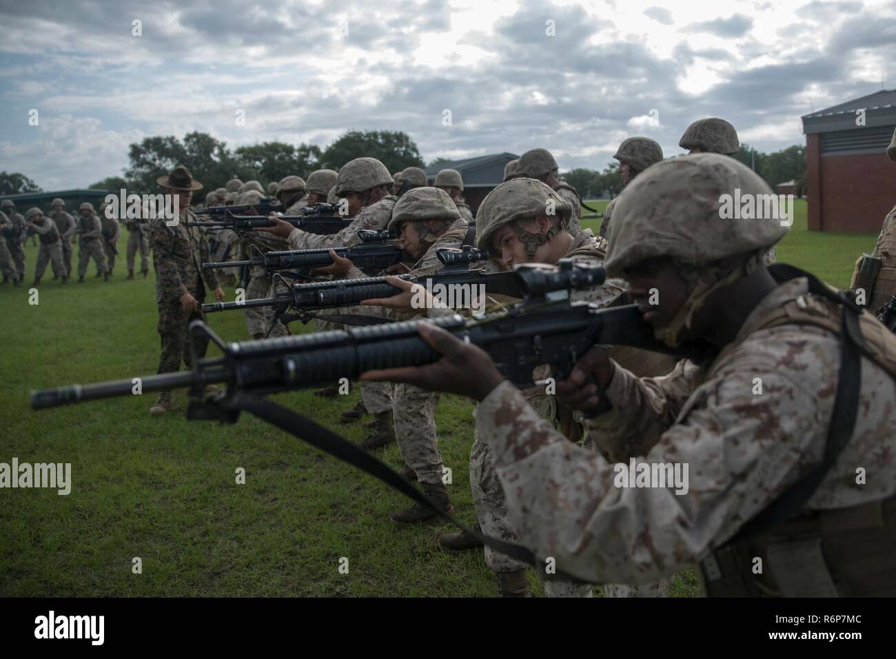 Les recrues du Corps des Marines des États-Unis de Lima Company, 3e Bataillon, la pratique de formation des recrues adresse au tir de combat le 24 mai 2017, sur l'Île Parris, L.C. (recrues apprennent les concepts de base de prise de vue pratiques, comme des cibles en mouvement et tir rapidement à plusieurs ennemis. Lima Company est prévue pour juin 16, 2017 études supérieures. Parris Island est le lieu d'entraînement des recrues du Corps des marines depuis le 1 novembre 1915. Aujourd'hui, environ 19 000 recrues proviennent à Parris Island annuellement pour l'occasion de devenir des Marines américains en endurant 12 semaines de formation rigoureux, transformatrices. Parris Island est Banque D'Images