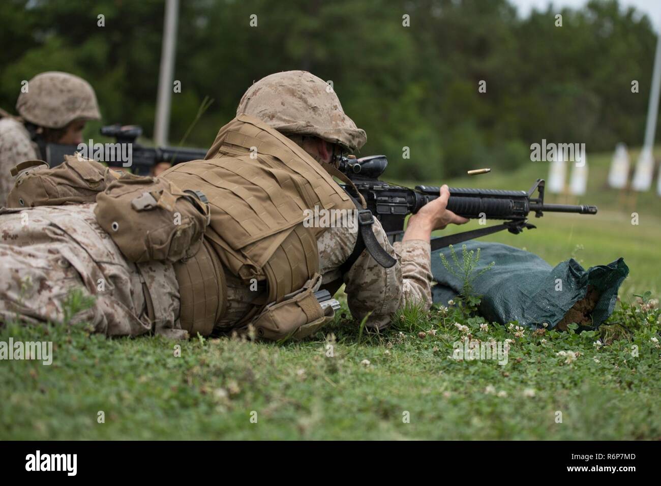 Les recrues du Corps des Marines des États-Unis de Lima Company, 3e Bataillon d'instruction des recrues, le feu au cours de formation au tir de combat le 24 mai 2017, sur l'Île Parris, L.C. (recrues apprennent les concepts de base de prise de vue pratiques, comme des cibles en mouvement et tir rapidement à plusieurs ennemis. Lima Company est prévue pour juin 16, 2017 études supérieures. Parris Island est le lieu d'entraînement des recrues du Corps des marines depuis le 1 novembre 1915. Aujourd'hui, environ 19 000 recrues proviennent à Parris Island annuellement pour l'occasion de devenir des Marines américains en endurant 12 semaines de formation rigoureux, transformatrices. Parris Islan Banque D'Images