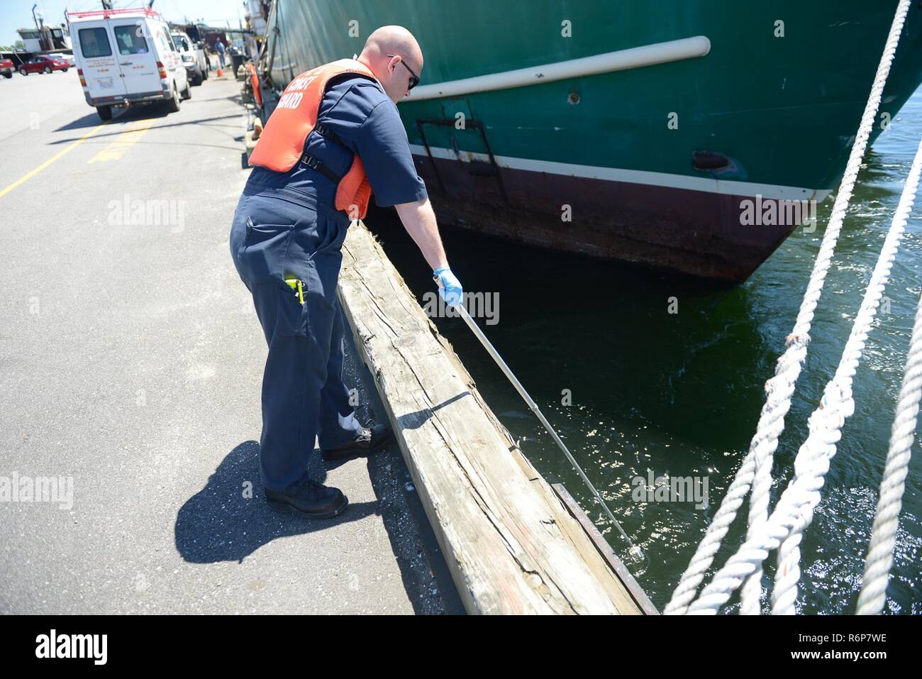 Maître de 3e classe John Northup prend un échantillon de fond dans le port de New Bedford, Massachusetts, le mardi, 16 mai 2017. Depuis 2016, plus de 70 d'hydrocarbures ont été signalés dans l'eau entre New Bedford et de Fairhaven. Banque D'Images