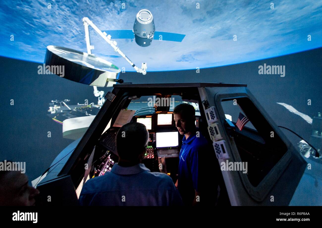 L'astronaute de la NASA Le Colonel Tyler 'Nick' Haye parle avec l'astronaute David Saint Jacques, rendez-vous et avant la formation sur le bras robotique dans le simulateur d'ingénierie des systèmes, appelée 'La Coupole', le Centre spatial Johnson à Houston, au Texas, en avril 26, 2017. Banque D'Images