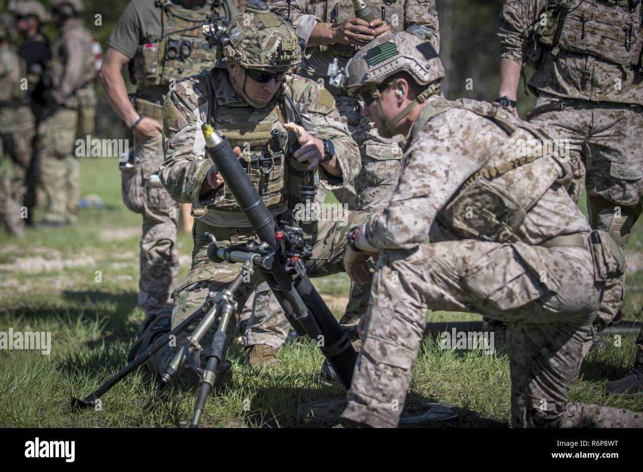 Un partenaire de travail supprime un mortier M888 M224 dans un mortier de 60 mm au cours de l'entraînement au tir indirect le 5 mai 2017 au camp Shelby, Mississippi Pendant TRIDENT17. TRIDENT 17 Opérations spéciales de la Marine est le premier ministre de l'événement de formation mixte qui regroupe plusieurs forces d'opérations spéciales et les participants militaires classiques, ainsi que des pays partenaires et des organismes partenaires pour la création d'un programme, l'effort combiné de scénarios pour les unités opérationnelles. Banque D'Images