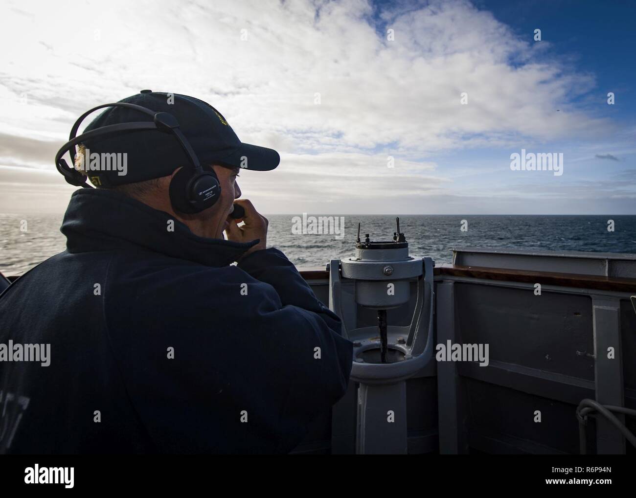 Mer d'Irlande (oct. 3, 2017) - Maître de Manœuvre 1re classe John Acheson air rapports contacts tout en participant à un exercice de défense aérienne commune à bord de la classe Arleigh Burke destroyer lance-missiles USS Mitscher (DDG 57) au cours de l'exercice Joint Warrior 17-2, Octobre 3, 2017. Royaume-uni est un Joint Warrior-led, un exercice multinational qui développe l'interopérabilité et la coopération dans toutes les zones de combat. Banque D'Images