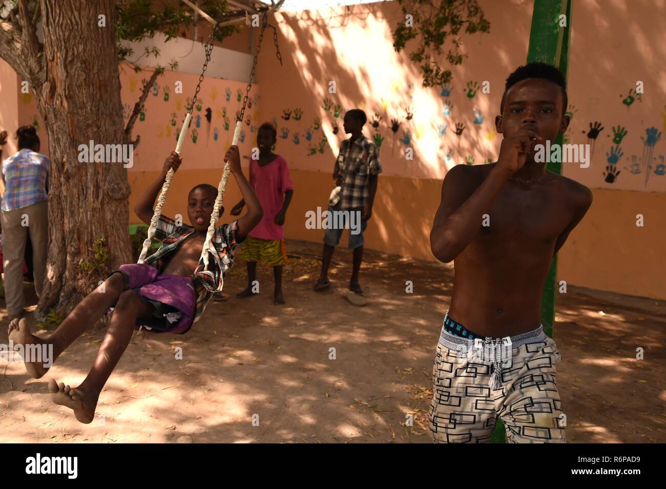 Les enfants de la mission de Caritas Djibouti jouer au centre-ville de Djibouti, le 26 avril 2017. Caritas Djibouti est l'une des nombreuses opérations qui fonctionnent au sein de Caritas Internationalis et a une mission de servir les pauvres et de promouvoir la charité et la justice dans le monde. Banque D'Images