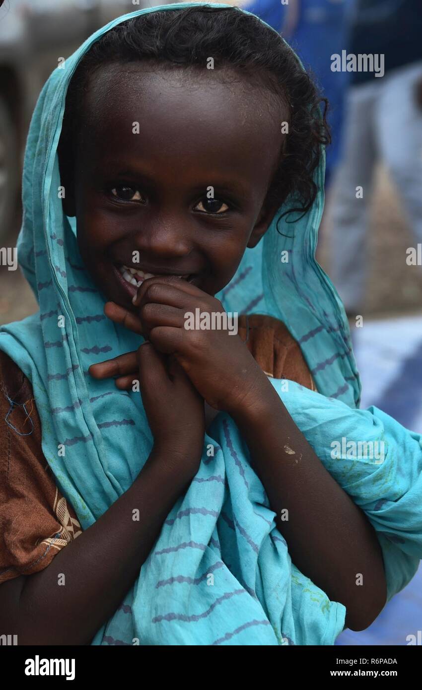 Un enfant pose pour une photo dans Holhol, Djibouti, le 18 mai 2017. Le 411e Bataillon des affaires civiles, la Compagnie Bravo, les affaires civiles, l'équipe 3 s'est rendu au village de Holhol de mener une contre-violence-évaluation de l'extrémisme à l'appui de la Combined Joint Task Force - Corne de l'Afrique en vue de neutraliser les organisations extrémistes violents dans la région de créer un environnement stable et sûr en Afrique de l'Est. Banque D'Images