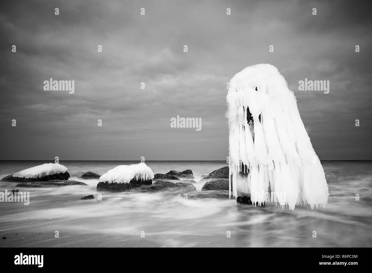 L'hiver sur la côte de la mer baltique à kÃ¼hlungsborn Banque D'Images