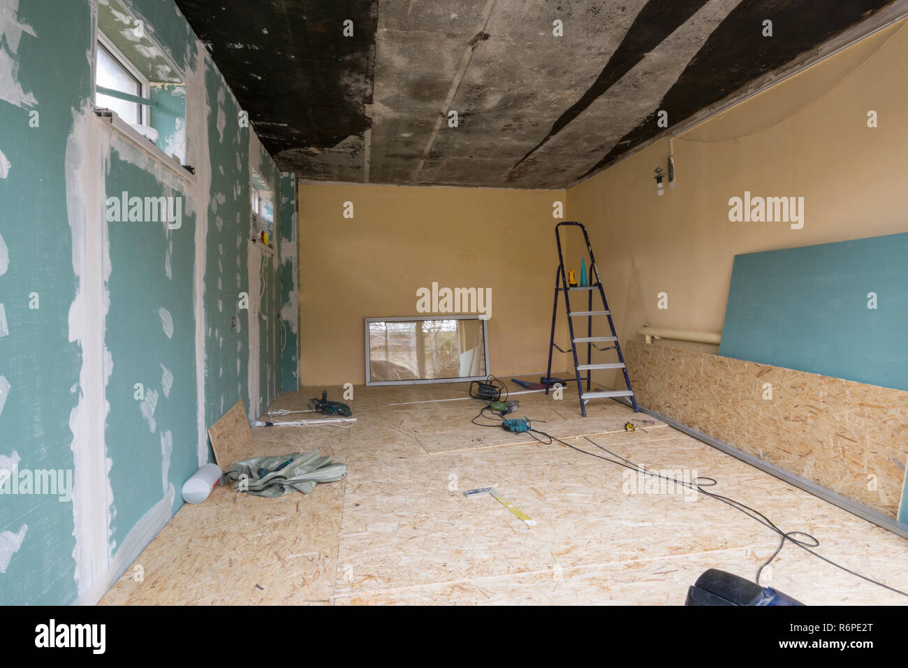 La réparation dans une maison privée, un mur est fini avec des feuilles de placoplâtre Banque D'Images