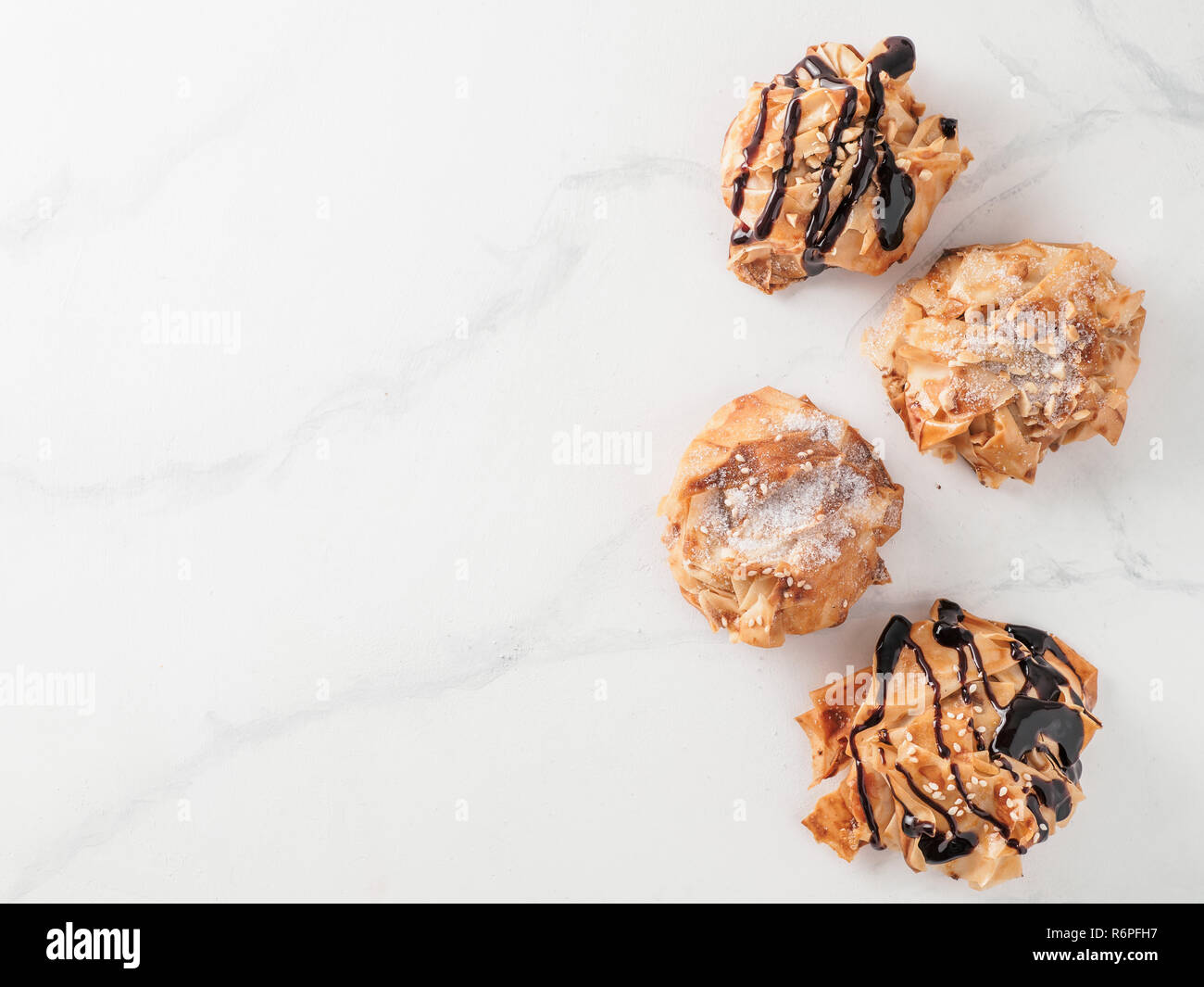 Idées et recettes pour la cuisson. Fillonuts - peanut butter and jelly fillo donuts sur table de marbre blanc. L'espace de copie pour le texte Banque D'Images