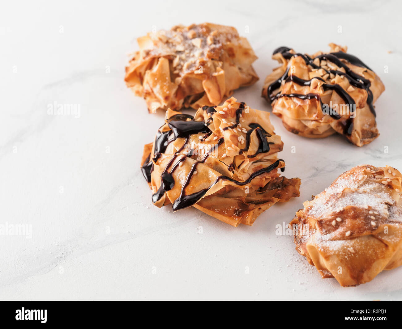 Idées et recettes pour la cuisson. Fillonuts - peanut butter and jelly fillo donuts sur table de marbre blanc. L'espace de copie pour le texte Banque D'Images