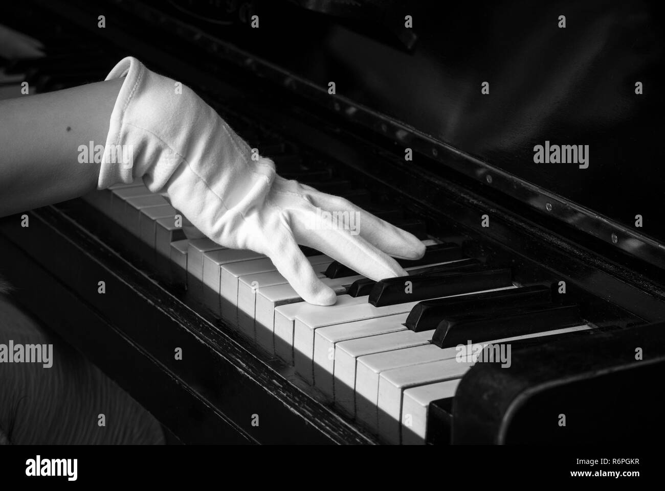 Jouer du piano dans les gants Photo Stock - Alamy