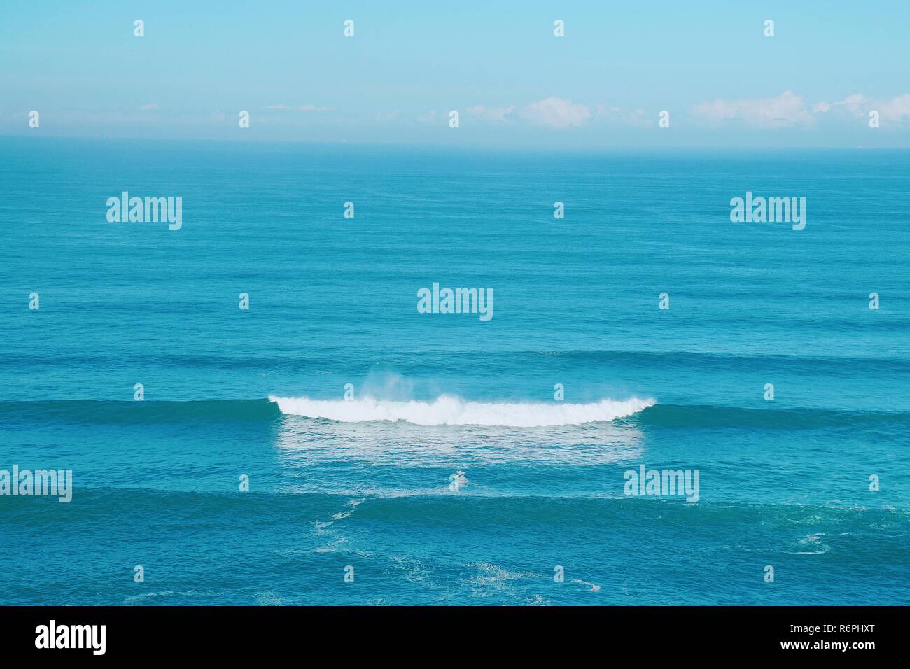 Les vagues dans la mer bleue Banque D'Images