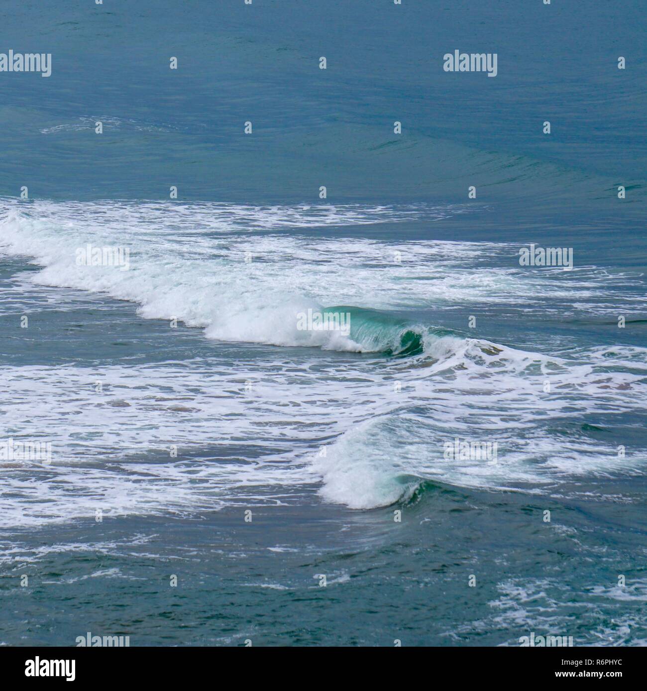 Les vagues dans la mer bleue Banque D'Images