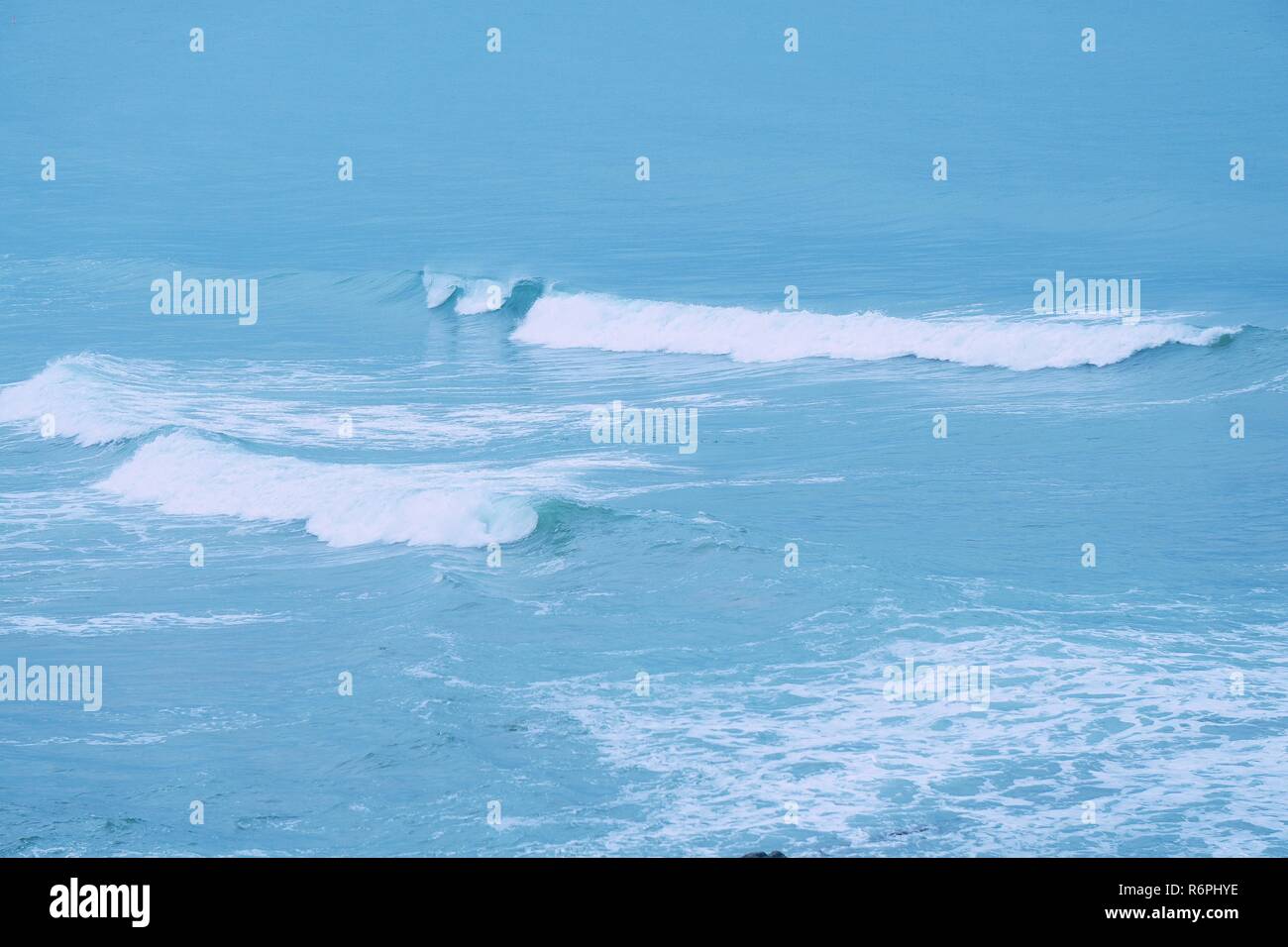 Les vagues dans la mer bleue Banque D'Images