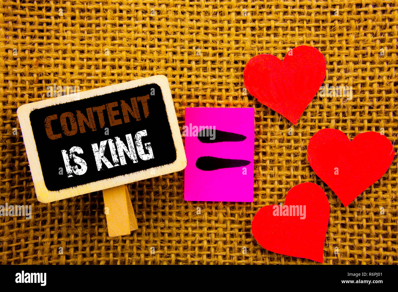 L'écriture de texte montrant le contenu est roi. Signification du concept de gestion de l'information Marketing en ligne avec cms Seo ou des données écrites sur l'équation de blackboard sens Love Heart sur le background Banque D'Images L'écriture de texte montrant le contenu est roi. Signification du concept de gestion de l'information Marketing en ligne avec cms Seo ou des données écrites sur l'équation de blackboard sens Love Heart sur le background Banque D'Images