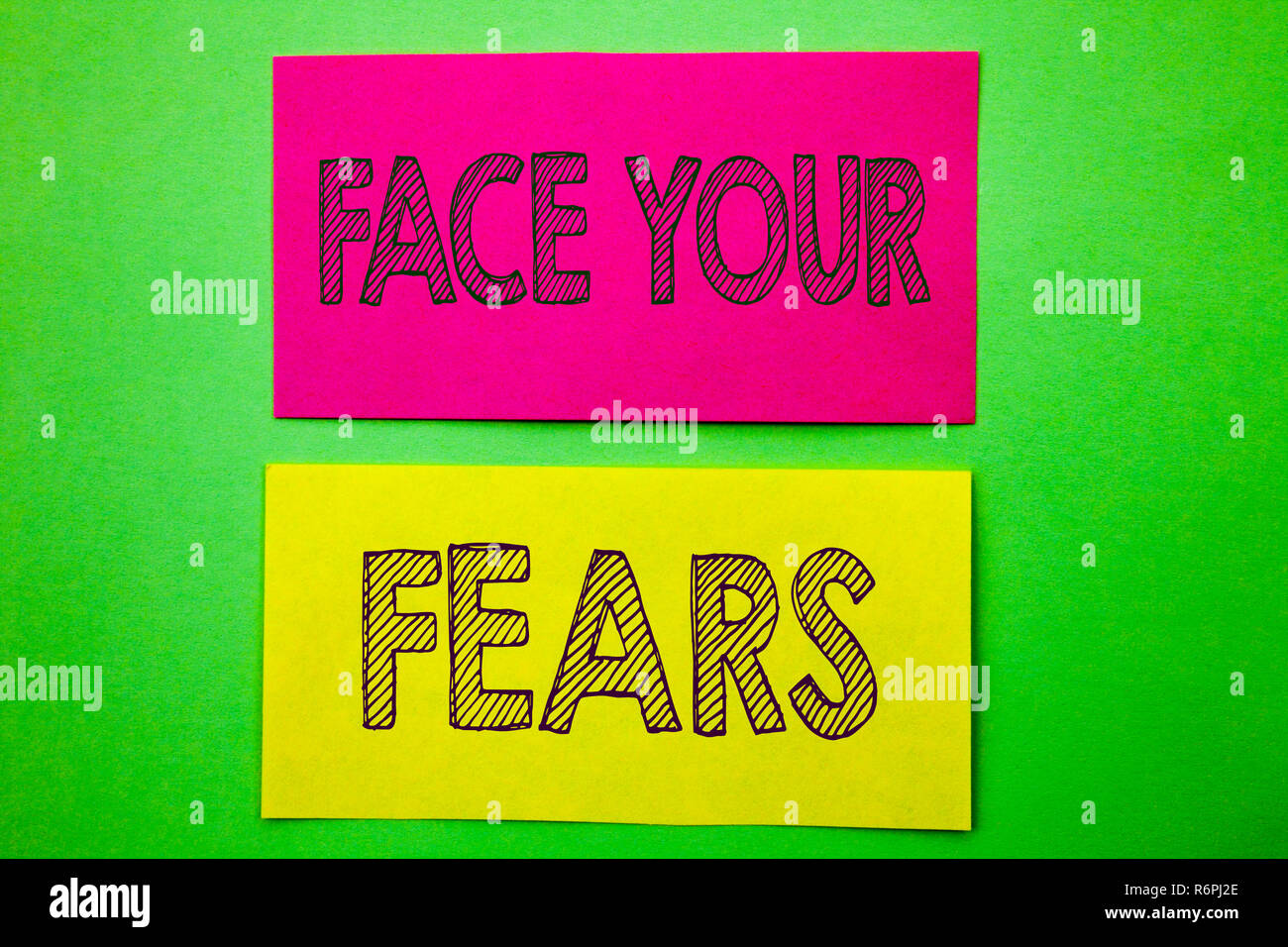 Texte d'annonce d'écriture montrant face à vos craintes. Défi photo conceptuelle La peur confiance Fourage Brave bravoure écrit le post-it sur le fond vert. Banque D'Images Texte d'annonce d'écriture montrant face à vos craintes. Défi photo conceptuelle La peur confiance Fourage Brave bravoure écrit le post-it sur le fond vert. Banque D'Images