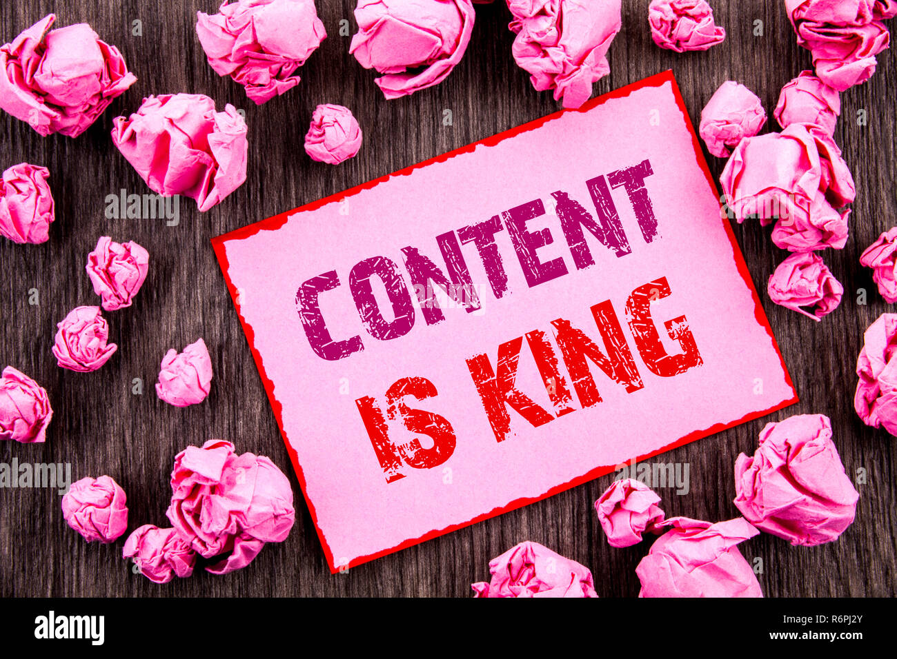 Texte de l'écriture manuscrite montrant le contenu est roi. Photo d'affaires mettant en valeur le marketing en ligne avec la gestion de l'information cms Seo ou des données écrites sur papier rose Post-it papier plié sur fond de bois Banque D'Images Texte de l'écriture manuscrite montrant le contenu est roi. Photo d'affaires mettant en valeur le marketing en ligne avec la gestion de l'information cms Seo ou des données écrites sur papier rose Post-it papier plié sur fond de bois Banque D'Images