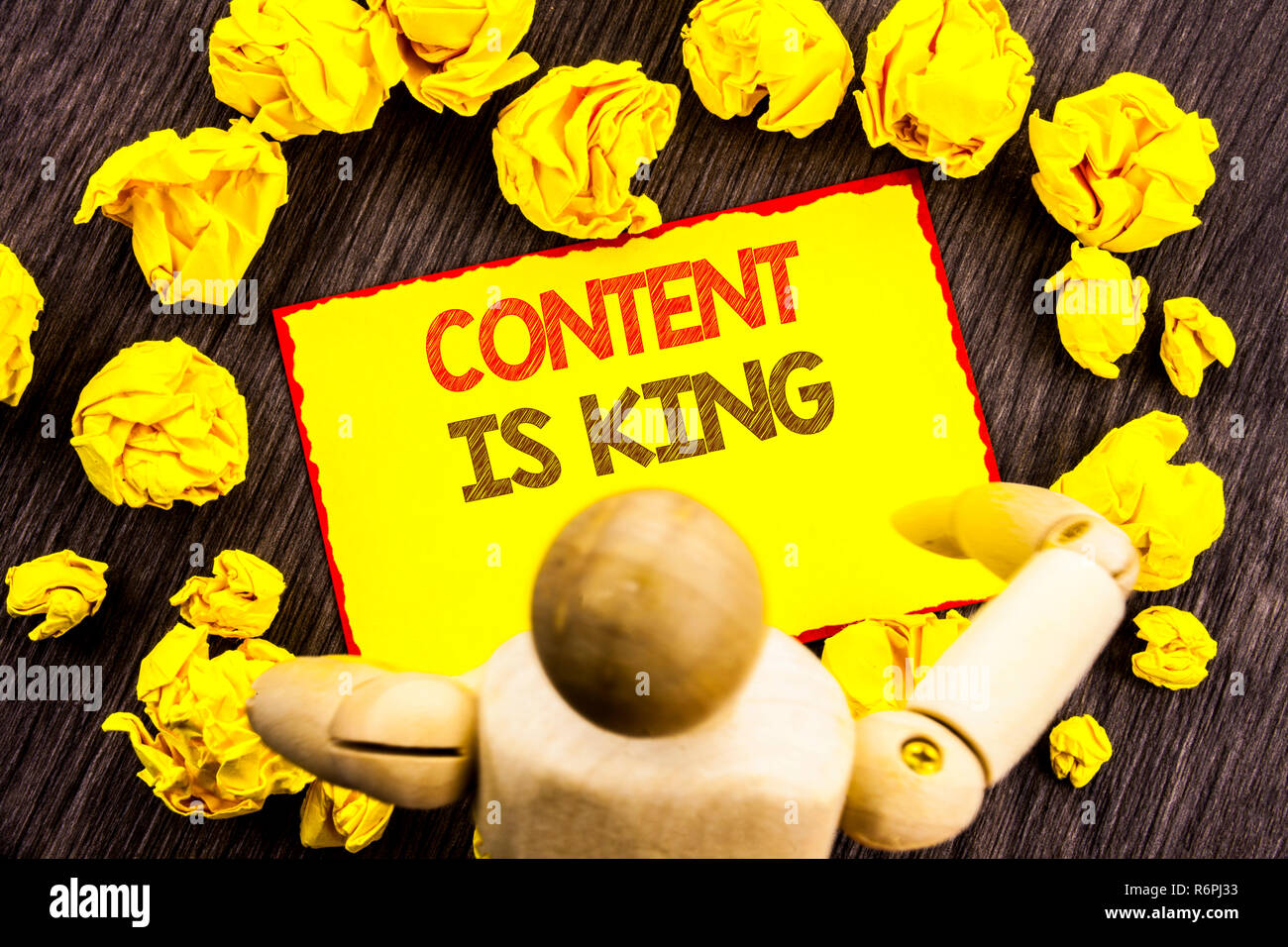 L'écriture de texte montrant le contenu est roi. Photo d'affaires mettant en valeur le marketing en ligne avec la gestion de l'information cms Seo ou des données écrites sur les Post-it Holding par Sculpture sur le fond en bois Banque D'Images L'écriture de texte montrant le contenu est roi. Photo d'affaires mettant en valeur le marketing en ligne avec la gestion de l'information cms Seo ou des données écrites sur les Post-it Holding par Sculpture sur le fond en bois Banque D'Images