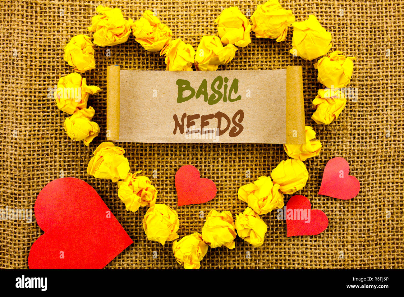 Texte d'annonce d'écriture montrant les besoins de base. Signification du concept de la santé dans les pays en aliments essentiels manque écrit sur Sticky Note papier avec coeur sur le background Banque D'Images Texte d'annonce d'écriture montrant les besoins de base. Signification du concept de la santé dans les pays en aliments essentiels manque écrit sur Sticky Note papier avec coeur sur le background Banque D'Images