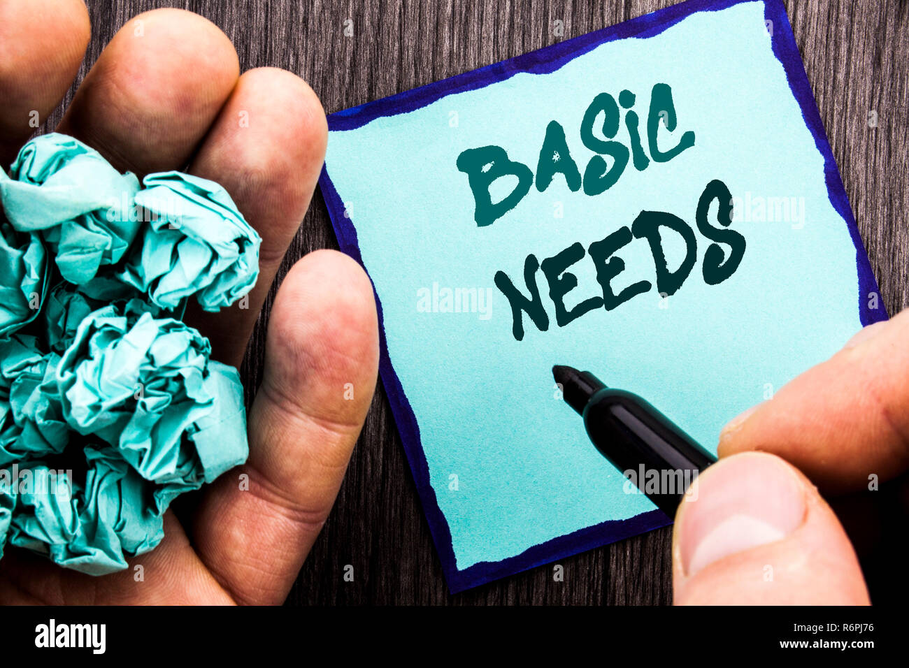 Texte annonce montrant les besoins de base. Concept d'entreprise pour la santé dans les pays en aliments essentiels manque écrit sur un homme écrit livre portable tenir pen fond de bois. Banque D'Images Texte annonce montrant les besoins de base. Concept d'entreprise pour la santé dans les pays en aliments essentiels manque écrit sur un homme écrit livre portable tenir pen fond de bois. Banque D'Images