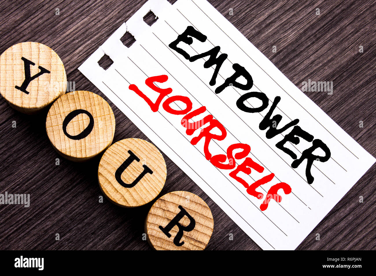 L'écriture de texte montrant à vous. Photo d'affaires présentant une motivation positive pour le développement personnel des conseils écrits sur larme note papier post-it sur le fond en bois. Banque D'Images L'écriture de texte montrant à vous. Photo d'affaires présentant une motivation positive pour le développement personnel des conseils écrits sur larme note papier post-it sur le fond en bois. Banque D'Images