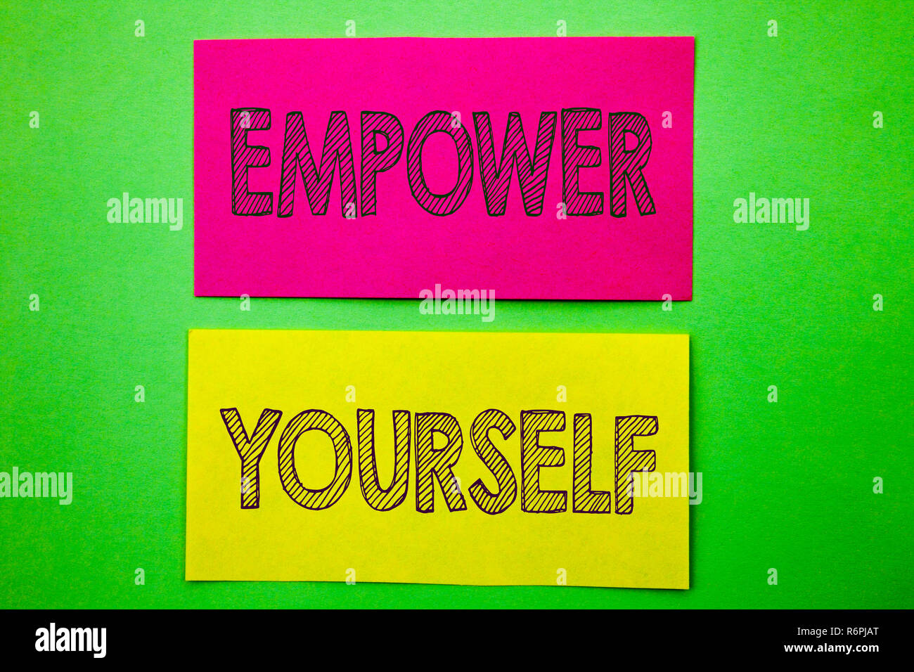 Texte d'annonce d'écriture montrant à vous. Photo conceptuelle La motivation positive pour le développement personnel des conseils écrits sur sticky note sur le fond vert. Banque D'Images Texte d'annonce d'écriture montrant à vous. Photo conceptuelle La motivation positive pour le développement personnel des conseils écrits sur sticky note sur le fond vert. Banque D'Images
