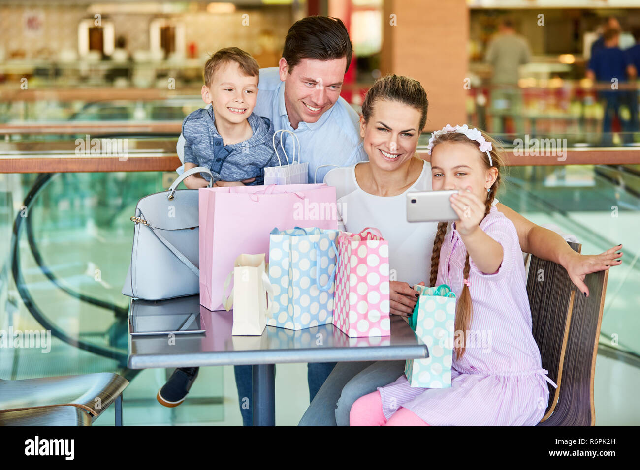 Fille prend un autoportrait de la famille dans le centre commercial Banque D'Images
