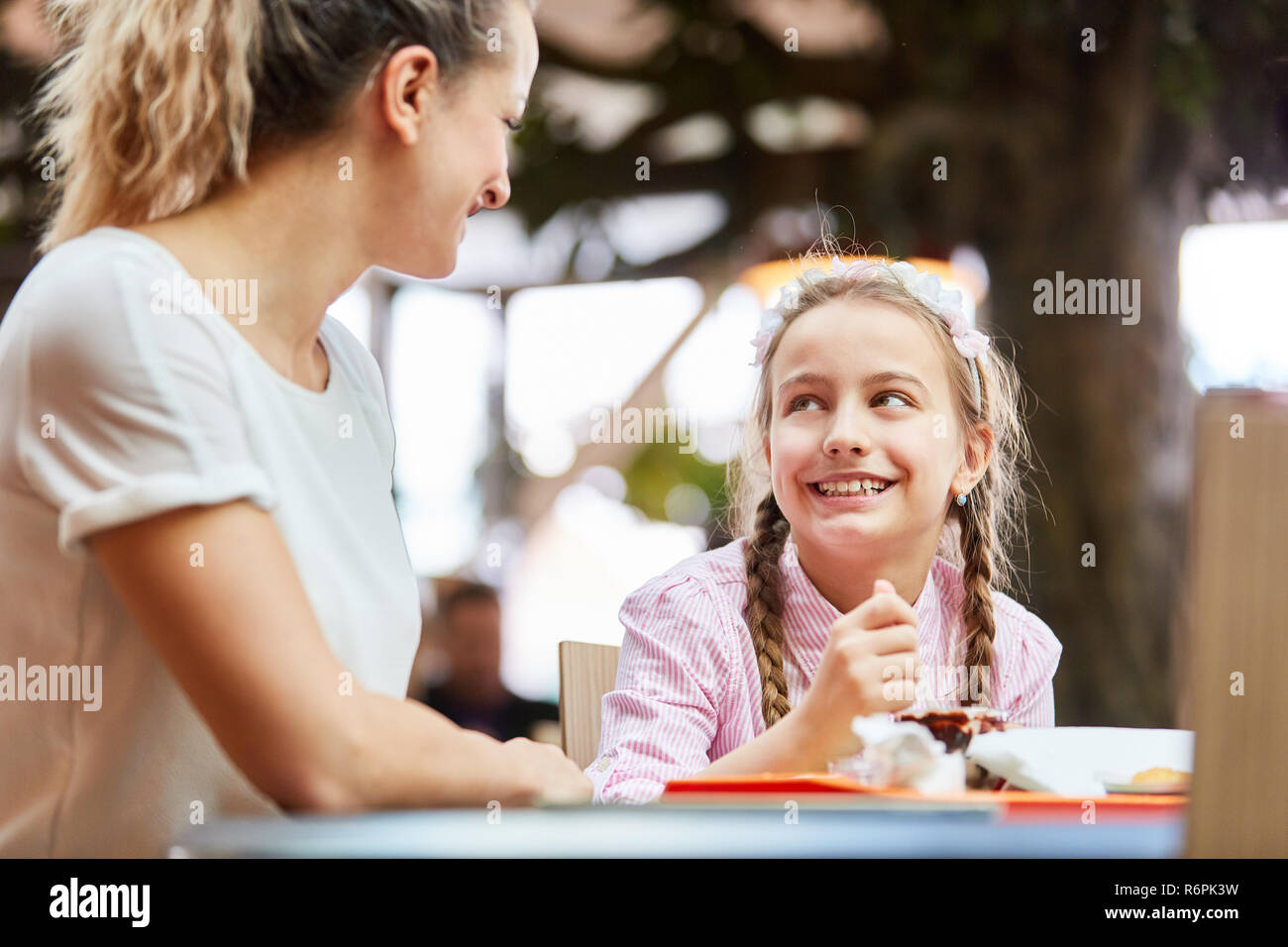 Mère et fille manger un en-cas dans le restaurant dans le centre commercial Banque D'Images