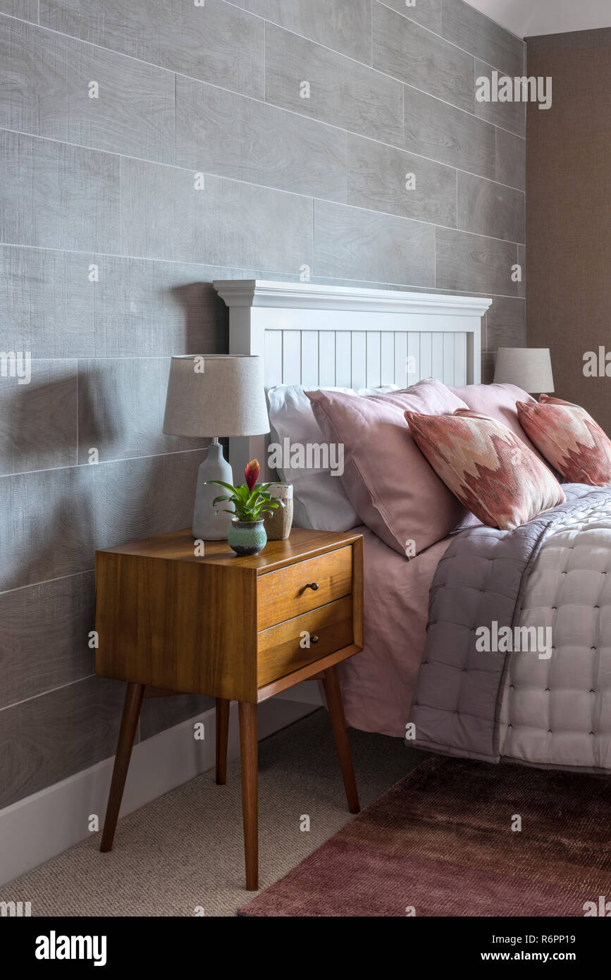 Bedaside avec armoire en bois les oreillers sur un lit double dans le Hampshire Mill House redessiné par peintre Emma Banque D'Images