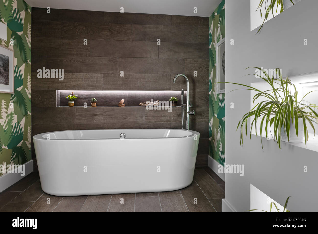 Déco papier peint vert Palm par Cole & Son avec baignoire sur pied dans la région de Hampshire Mill House redessiné par peintre Emma Banque D'Images