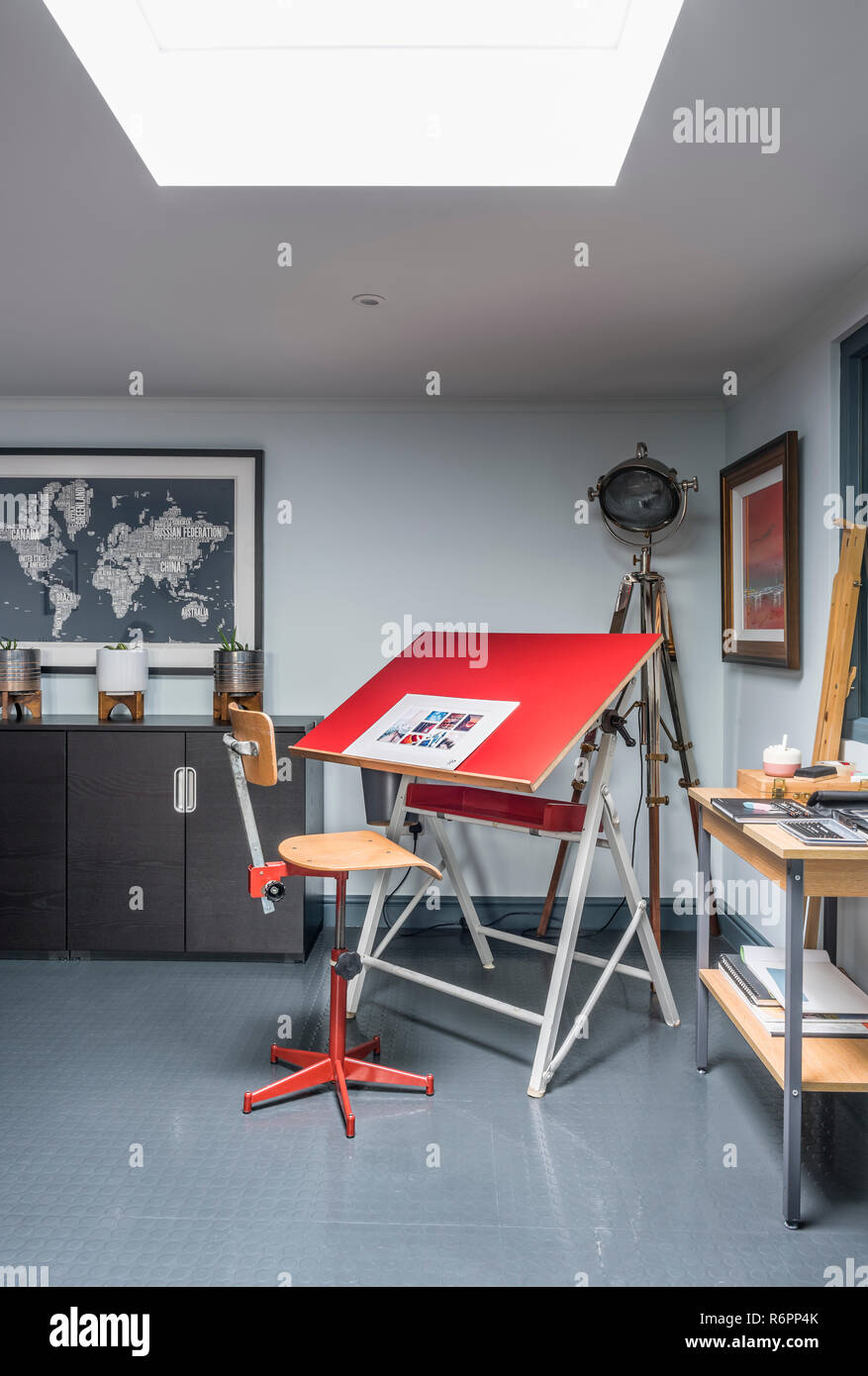 Tabouret et chevalet en lucarne ci-dessous Hampshire Mill House redessiné par peintre Emma Banque D'Images