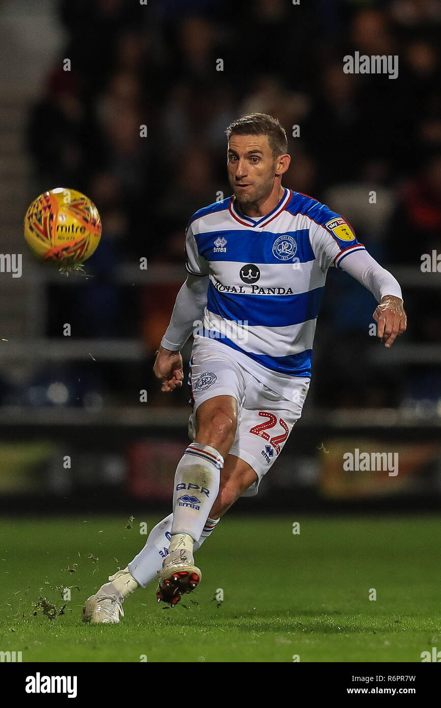 1er décembre 2018, Loftus Road, London, England ; Sky Bet Championship, QPR v Hull City ; Àngel Rangel (22) de l'EPQ en action : Crédit Fogliati Romena/Images d'actualité, Ligue de football anglais images sont soumis à licence DataCo Banque D'Images