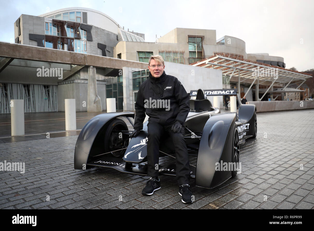 L Ancien Champion De Formule 1 Mika Hakkinen Avec Johnnie Walker La Caparo T1 Supercar Lors Du Lancement D Une Campagne De Consommation Responsable Au Parlement Ecossais A Edimbourg Photo Stock Alamy